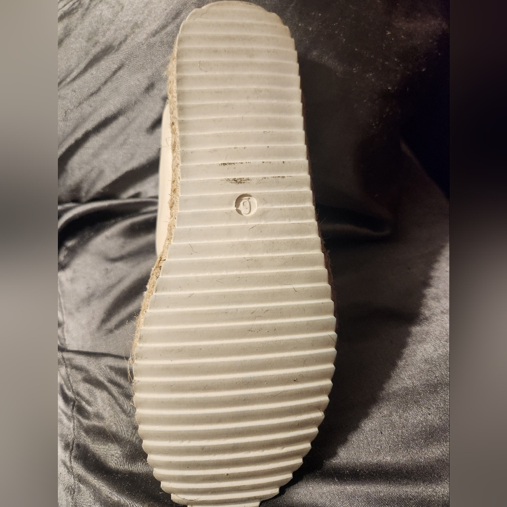 Madden Girl Flat Shoe Women's Sz 6 Slip On Espadrille Chevron Quilted Bone tan - Picture 6 of 8